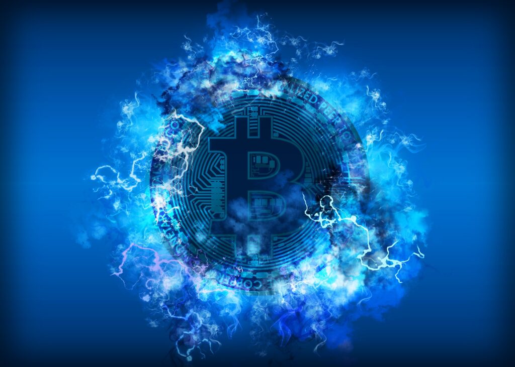 Pièce Bitcoin entourée d'éclairs d'énergie sur fond bleu