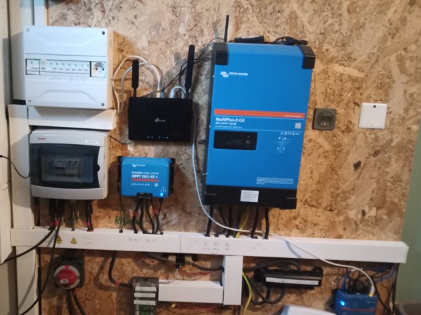 Installation électrique résiliente de Mikaël : coffrets, convertisseur et régulateur solaire sur panneau bois