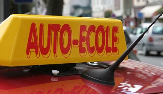 Panneau auto-école sur le toit d'une voiture